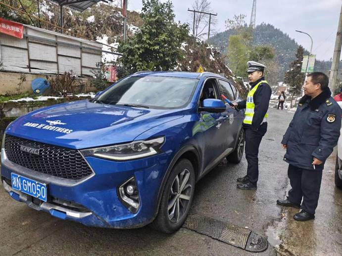 1月26日,梨溪口鄉綜合行政執法隊同片區派出所開展聯合執勤,對騎乘摩托車不佩戴安全頭盔,無牌無證、駕駛轎車不系安全帶等違法行為開展勸導和查處。 (4)